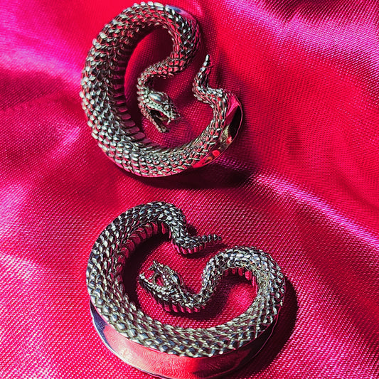 Snake Bite Saddle Plugs in Silver